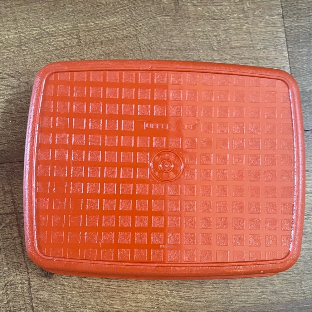 Vintage Tupperware set 2 two pieces raised grid paprika red white lid - Picture 6 of 7